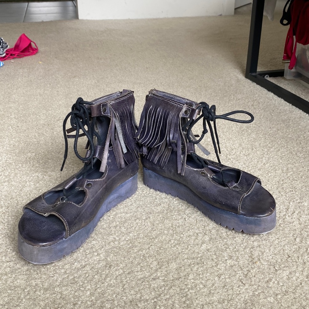 LEATHER BED STU PLATFORM SHOES